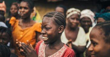 A Conversão de Fredrick Stanley Arnot: O Pioneiro da África Central 1 woman looking at the ground while smiling