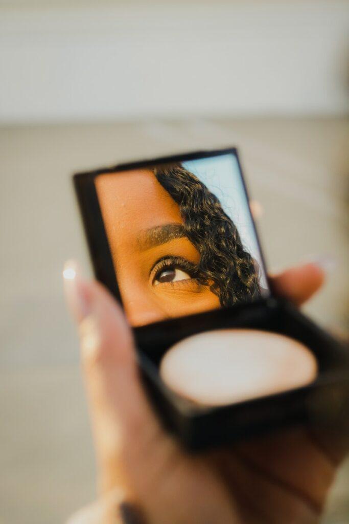 O que a Bíblia Diz sobre Beleza? 1 a woman holding a compact compact compact compact compact compact compact compact compact compact compact compact